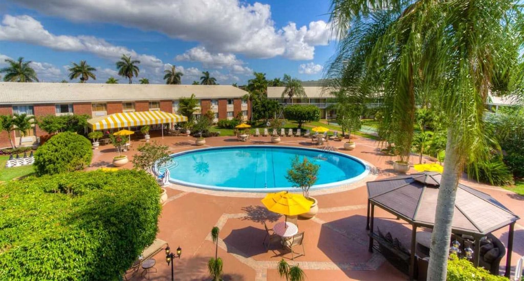 Best Western Palm Beach Lakes pool courtyard