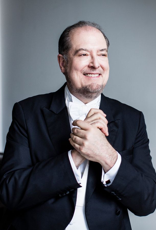 Garrick Ohlsson wearing a tux and clasping hands.