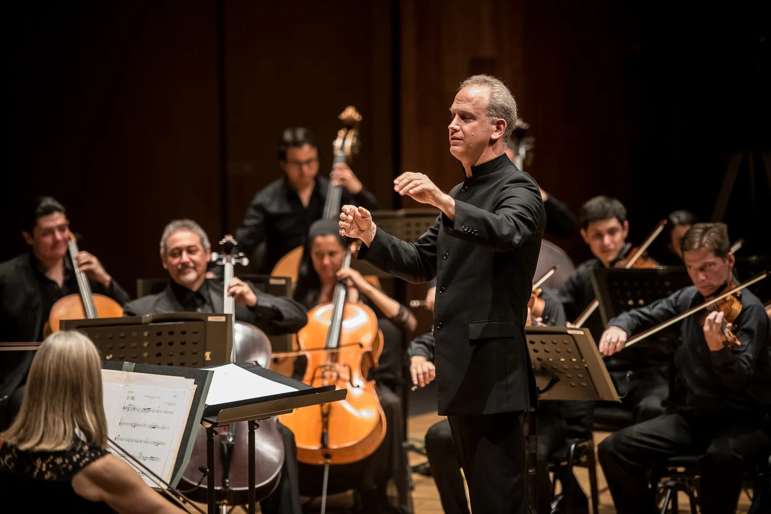Carlos Miguel Prieto with the orchestra conducting.