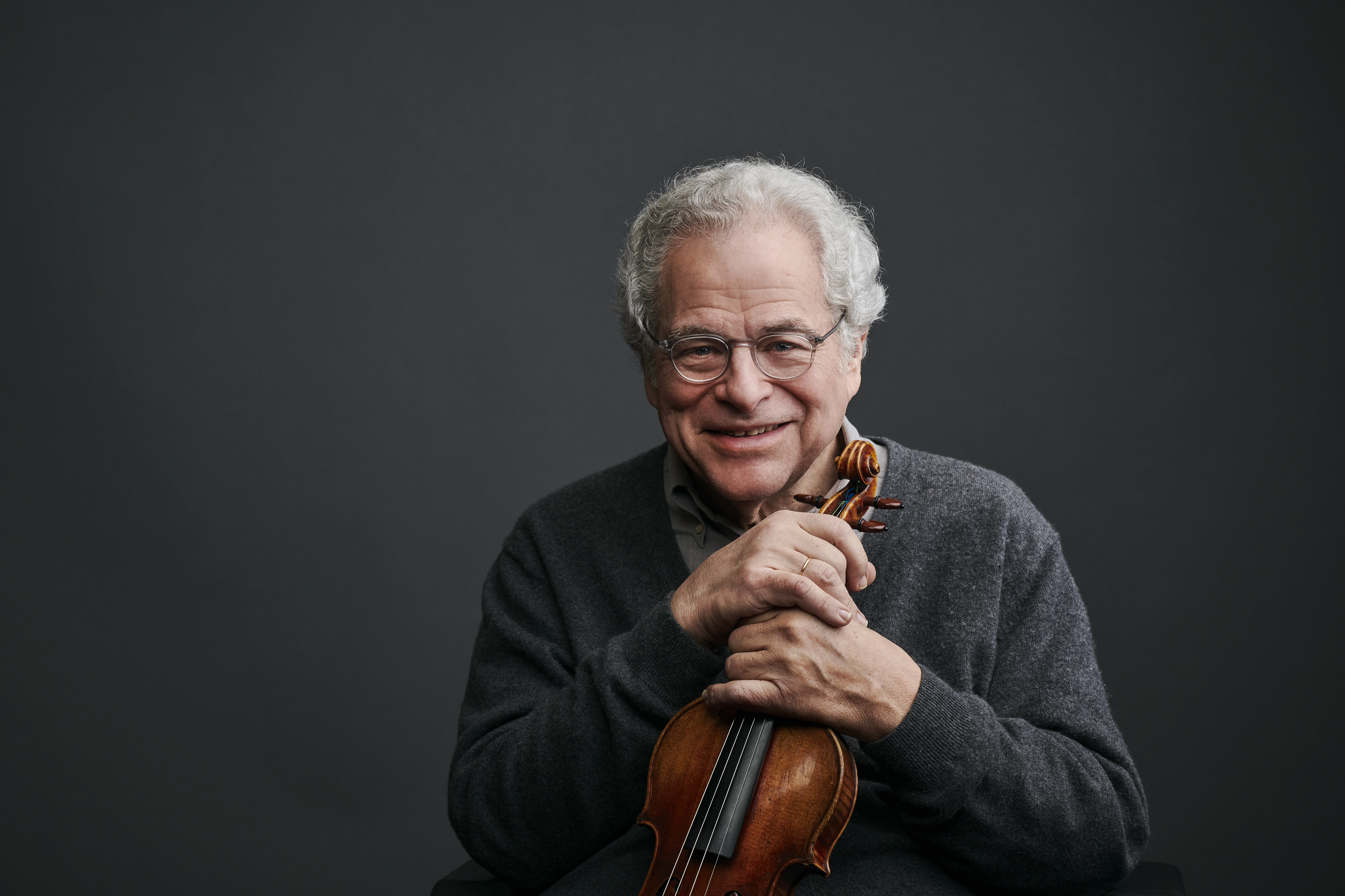 Itzhak Perlman holding his violin.