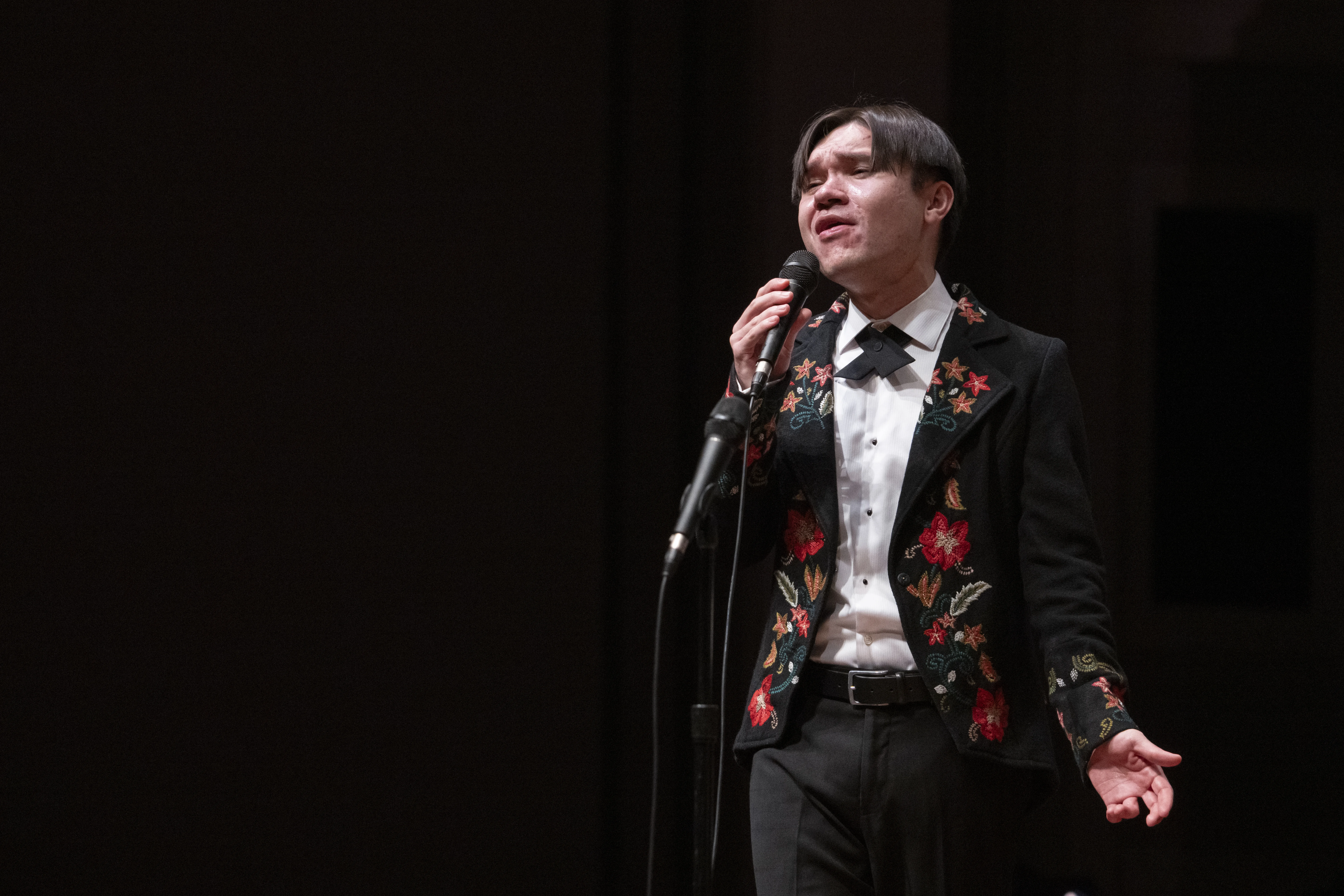 Robbie Lee singing with microphone