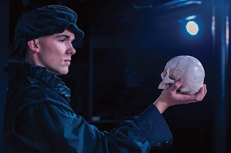 Hamlet holding Yorick's skull.