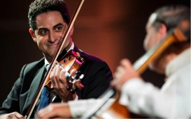 Arnaud Sussman playing the violin looking at cellist Gary Hoffman.