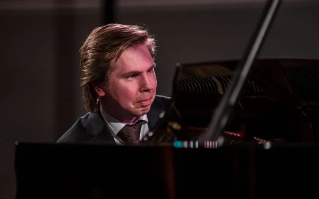 Double Forte Chamber Music Society of Palm Beach Juho Pohjonen sitting at piano.