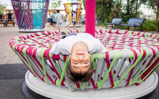 Los Trompos by Esrawe + Cadena © Creos (5) Child looking upside down on Los Trompos.
