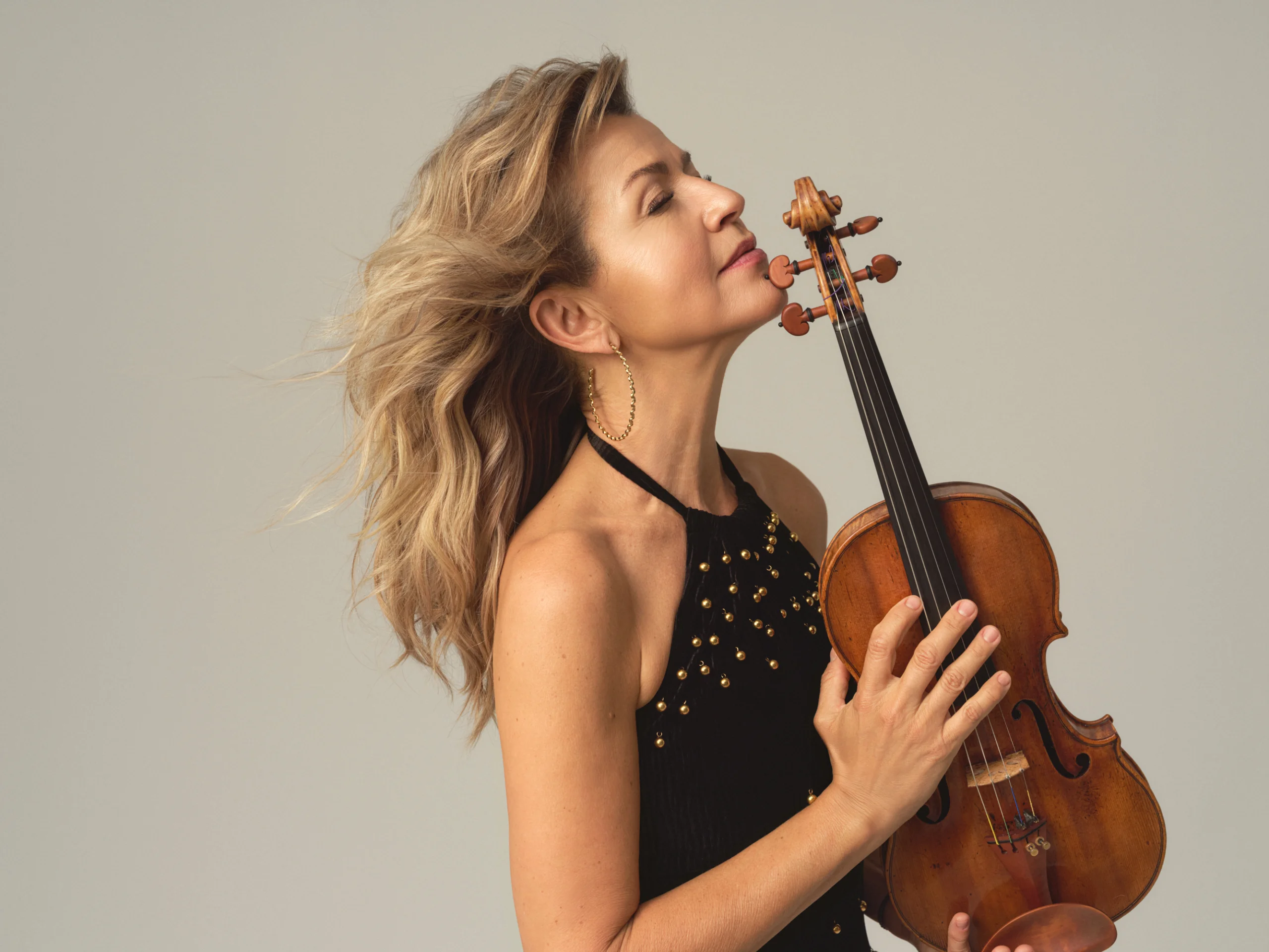Anne Sophie Mutter (C) Farbe Anne Sophie Mutter embraces violin
