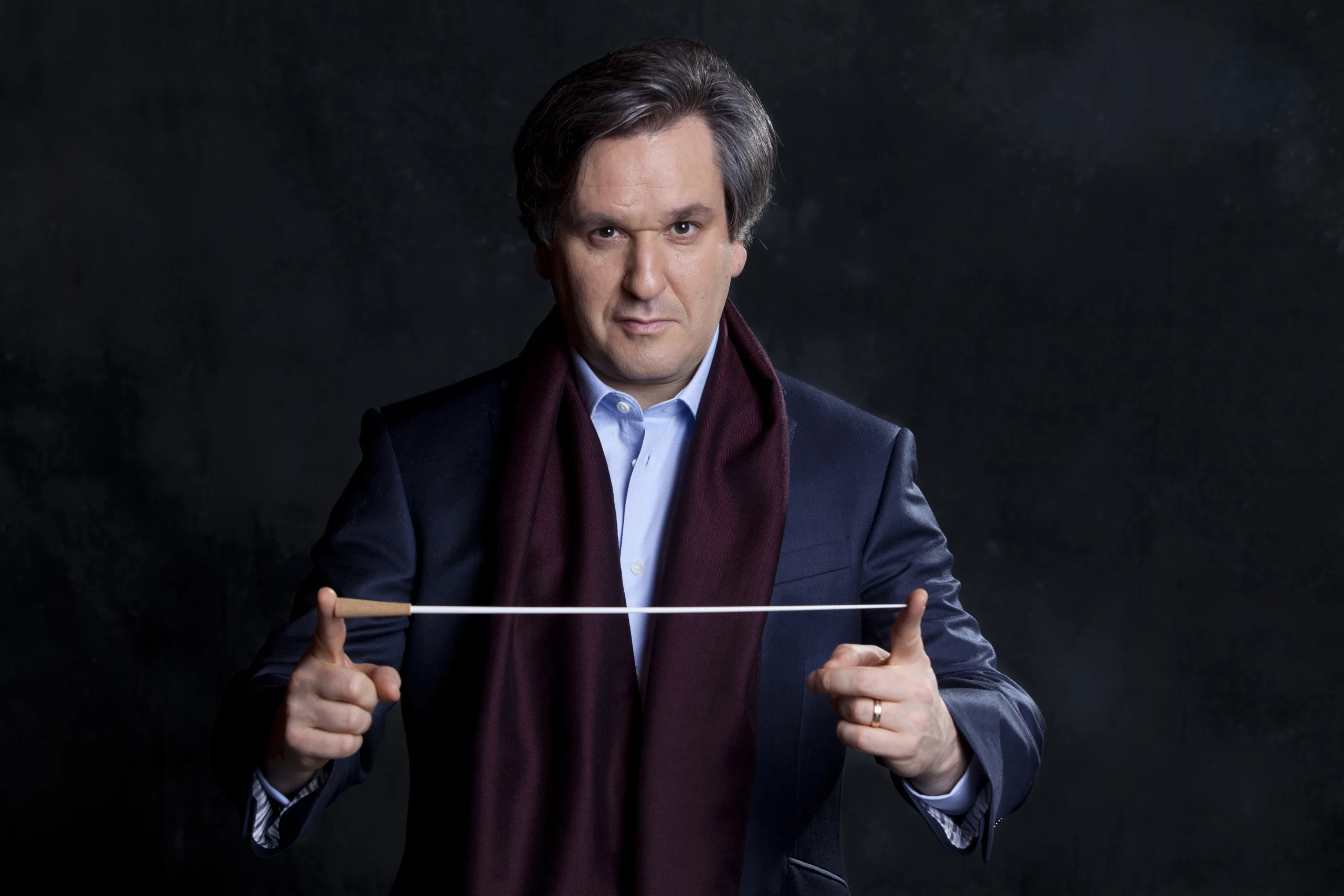 Antonio Pappano holding baton between two fingers.