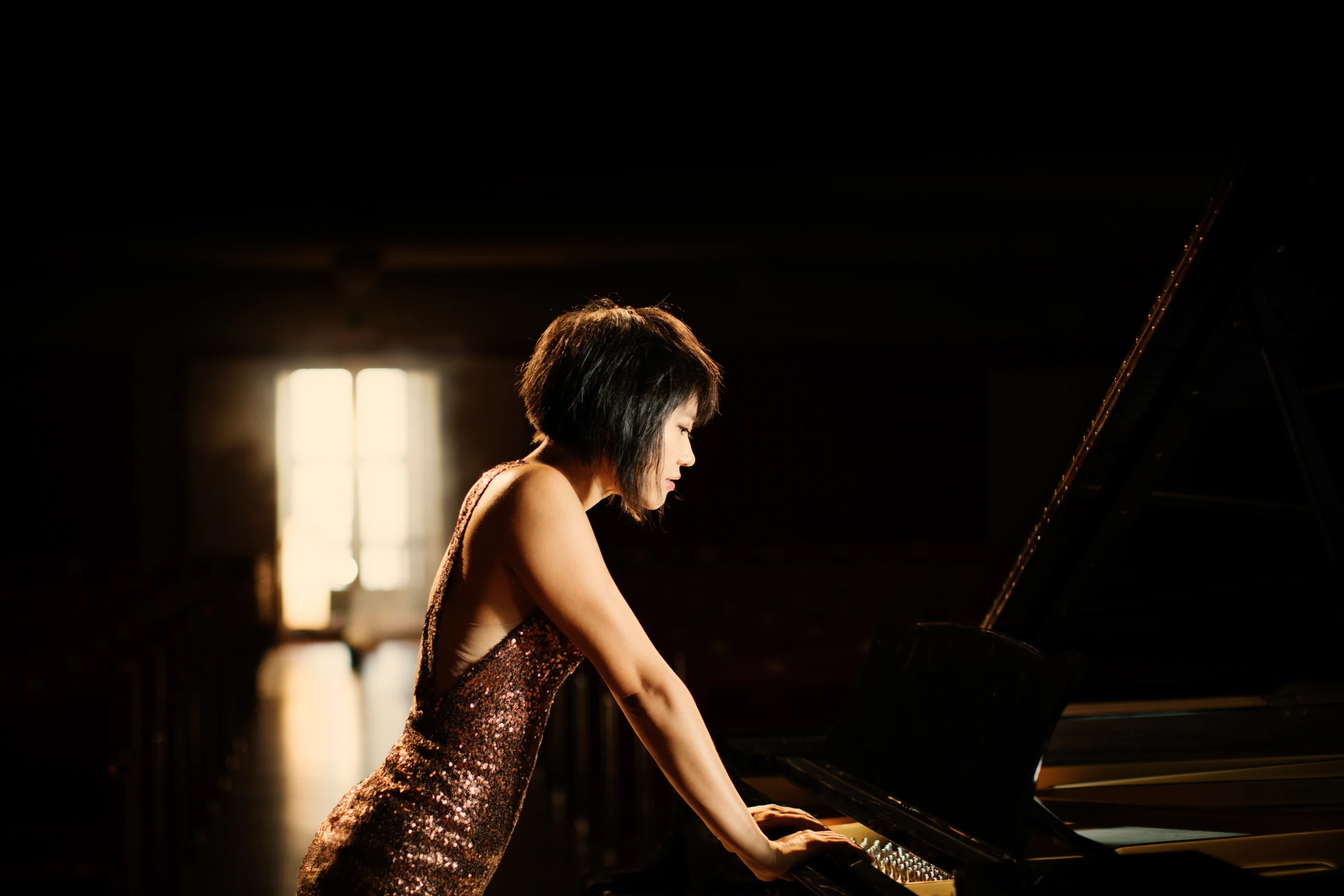 Yuja Wang / Konzerthaus Wien © Julia Wesely Yuja Wang leans in on piano keyboard.