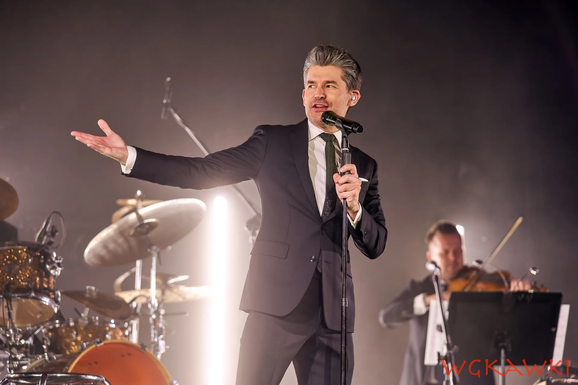 Close-up of Matt Dusk singing with band.