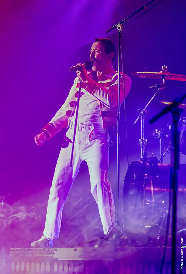 Gary Mullen sings on stage.